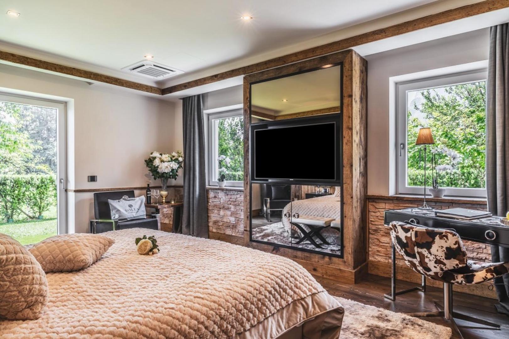 Zimmer mit Kingsize-Bett und Gartenblick.